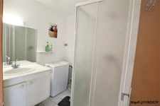 EN EXCLUSIVITÉ – LE MOULE - GRAND STUDIO MEUBLÉ – REZ-DE-CHAUSSÉE – PETITE VUE MER