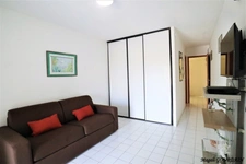 EN EXCLUSIVITÉ – LE MOULE - GRAND STUDIO MEUBLÉ – REZ-DE-CHAUSSÉE – PETITE VUE MER