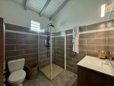 A VENDRE - EXCEPTIONNELLE VILLA CONTEMPORAINE AVEC STUDIO – SAINT-FRANÇOIS