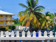 EN EXCLUSIVITÉ – LE MOULE - GRAND STUDIO MEUBLÉ – REZ-DE-CHAUSSÉE – PETITE VUE MER