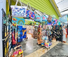 SAINTE ANNE - EN EXCLUSIVITE BOUTIQUE AU COEUR DU MARCHE ARTISANAL