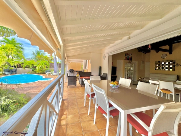 A VENDRE VILLA MEUBLÉE & TOTALEMENT EQUIPEE AVEC PISCINE – EMPLACEMENT PREMIUM