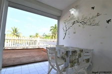 EN EXCLUSIVITÉ – LE MOULE - GRAND STUDIO MEUBLÉ – REZ-DE-CHAUSSÉE – PETITE VUE MER