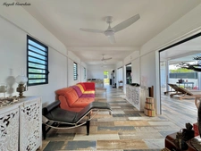 À VENDRE – SAINT-FRANÇOIS – VILLA RÉCENTE 140 M² – 3 CHAMBRES – PISCINE – AUTONOMIE EAU & ÉLECTRICITÉ