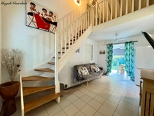 À VENDRE – BUNGALOW MEUBLÉ À MOINS DE 100 MÈTRES DU LAGON – LA COULÉE, SAINT-FRANÇOIS