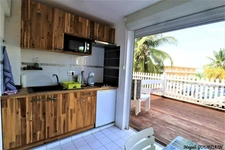 EN EXCLUSIVITÉ – LE MOULE - GRAND STUDIO MEUBLÉ – REZ-DE-CHAUSSÉE – PETITE VUE MER