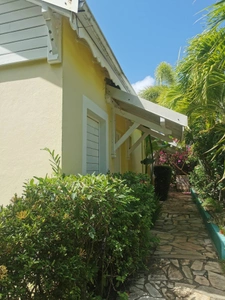 À VENDRE – BUNGALOW MEUBLÉ À MOINS DE 100 MÈTRES DU LAGON – LA COULÉE, SAINT-FRANÇOIS