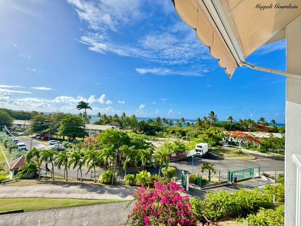 A VENDRE - APPARTEMENT STUDIO AVEC VUE MER EXCEPTIONNELLE - LE MOULE