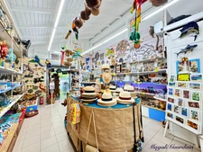 SAINTE ANNE - EN EXCLUSIVITE BOUTIQUE AU COEUR DU MARCHE ARTISANAL