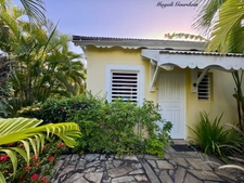 À VENDRE – BUNGALOW MEUBLÉ À MOINS DE 100 MÈTRES DU LAGON – LA COULÉE, SAINT-FRANÇOIS
