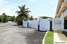 EN EXCLUSIVITÉ – LE MOULE - GRAND STUDIO MEUBLÉ – REZ-DE-CHAUSSÉE – PETITE VUE MER