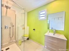 A VENDRE – SAINT-FRANÇOIS – VILLA AVEC PISCINE, GÎTE INDÉPENDANT ET AUTONOMIE ÉLECTRIQUE