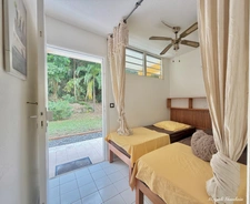 EN EXCLUSIVITE - A VENDRE STUDIO RÉNOVÉ AVEC TERRASSE, PARKING PRIVÉ ET PLAGES À PIED - LE MOULE