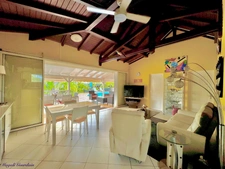 A VENDRE VILLA MEUBLÉE & TOTALEMENT EQUIPEE AVEC PISCINE – EMPLACEMENT PREMIUM