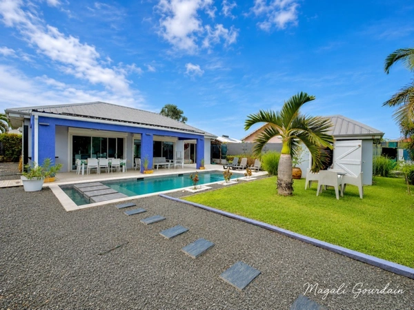 A VENDRE – SAINT-FRANÇOIS – VILLA AVEC PISCINE, GÎTE INDÉPENDANT ET AUTONOMIE ÉLECTRIQUE