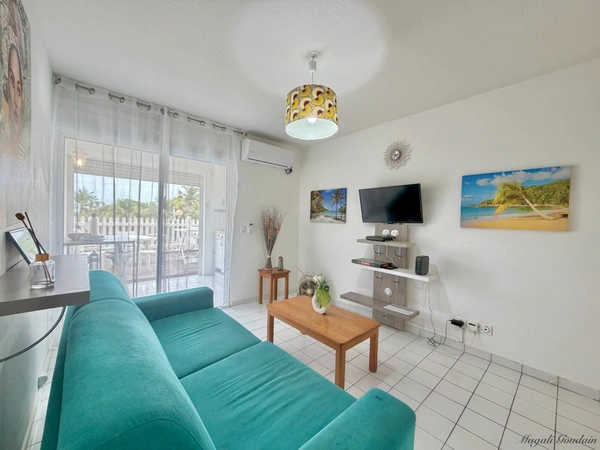 EN EXCLUSIVITE - A VENDRE STUDIO RÉNOVÉ AVEC TERRASSE, PARKING PRIVÉ ET PLAGES À PIED - LE MOULE