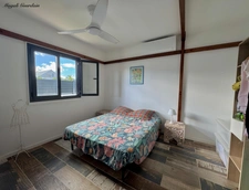 À VENDRE – SAINT-FRANÇOIS – VILLA RÉCENTE 140 M² – 3 CHAMBRES – PISCINE – AUTONOMIE EAU & ÉLECTRICITÉ