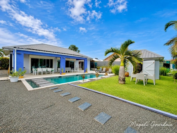 A VENDRE – SAINT-FRANÇOIS – VILLA AVEC PISCINE, GÎTE INDÉPENDANT ET AUTONOMIE ÉLECTRIQUE