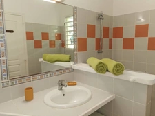 À VENDRE – BUNGALOW MEUBLÉ À MOINS DE 100 MÈTRES DU LAGON – LA COULÉE, SAINT-FRANÇOIS