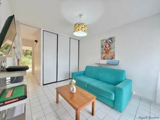 EN EXCLUSIVITE - A VENDRE STUDIO RÉNOVÉ AVEC TERRASSE, PARKING PRIVÉ ET PLAGES À PIED - LE MOULE