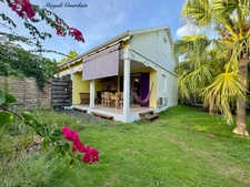 À VENDRE – BUNGALOW MEUBLÉ À MOINS DE 100 MÈTRES DU LAGON – LA COULÉE, SAINT-FRANÇOIS