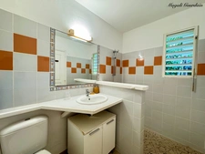 À VENDRE – BUNGALOW MEUBLÉ À MOINS DE 100 MÈTRES DU LAGON – LA COULÉE, SAINT-FRANÇOIS