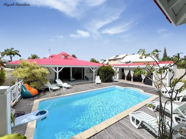 À VENDRE – VILLA DE CHARME AVEC PISCINE & ANNEXES – SAINT-FRANÇOIS