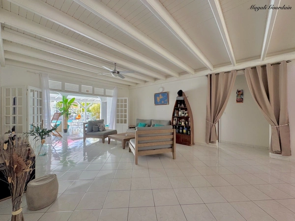 À VENDRE – VILLA DE CHARME AVEC PISCINE & ANNEXES – SAINT-FRANÇOIS