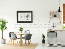 Studio idéalement placé avec balcon et parking