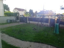 MAISON REPOSANT SUR GRANDE PARCELLE DE TERRAIN (94)