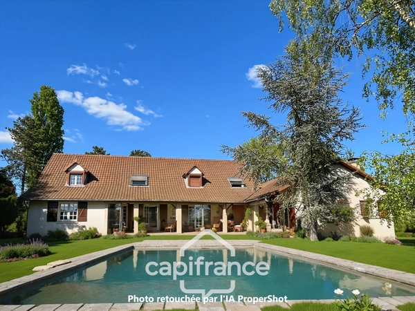 Maison familiale de caractère de 225 m² avec dépendances sur terrain de 6716 m² à CHALON SUR SAONE (71) 