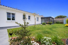 Single-story house for sale, 5 rooms, SAINT GEORGES DE DIDONNE (17) - Swimming pool - Garage 
