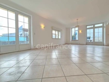 Dpt Charente Maritime (17), à vendre SAUJON maison de ville - 5 chambres - Garage  