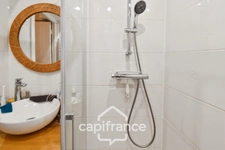 Renovated 2-room apartment for sale in MESCHERS SUR GIRONDE (17) with balcony, close to shops and beaches