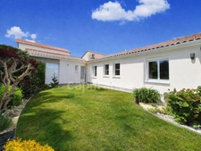 Single-story house for sale, 5 rooms, SAINT GEORGES DE DIDONNE (17) - Swimming pool - Garage 