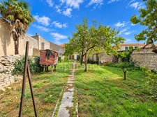 SAUJON – IMMEUBLE DE CARACTÈRE AVEC 3 LOTS DONT 1 APPARTEMENT ET 2 LOCAUX COMMERCIAUX 