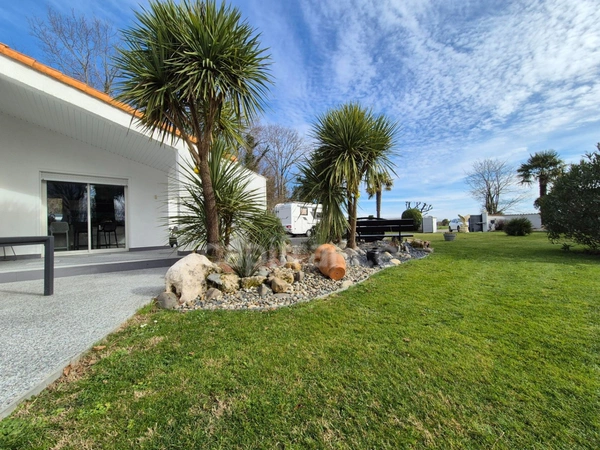Maison à vendre 6 pièces ROYAN (17) - 4 chambres - Piscine - Garage - Terrain de 1129m²
