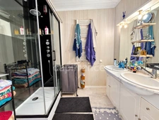 SAUJON – IMMEUBLE DE CARACTÈRE AVEC 3 LOTS DONT 1 APPARTEMENT ET 2 LOCAUX COMMERCIAUX 
