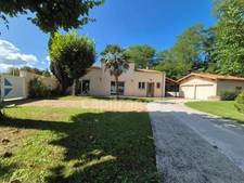 Maison à vendre 5/6 pièces SAUJON (17). Terrain de 784m². Double garage.