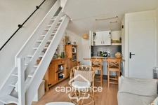 Renovated 2-room apartment for sale in MESCHERS SUR GIRONDE (17) with balcony, close to shops and beaches