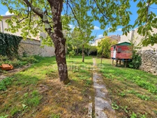 SAUJON – IMMEUBLE DE CARACTÈRE AVEC 3 LOTS DONT 1 APPARTEMENT ET 2 LOCAUX COMMERCIAUX 