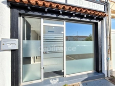 SAUJON – IMMEUBLE DE CARACTÈRE AVEC 3 LOTS DONT 1 APPARTEMENT ET 2 LOCAUX COMMERCIAUX 