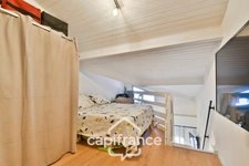 Renovated 2-room apartment for sale in MESCHERS SUR GIRONDE (17) with balcony, close to shops and beaches