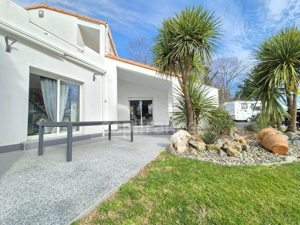 Maison à vendre 6 pièces ROYAN (17) - 4 chambres - Piscine - Garage - Terrain de 1129m²
