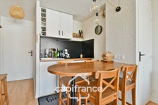 Renovated 2-room apartment for sale in MESCHERS SUR GIRONDE (17) with balcony, close to shops and beaches
