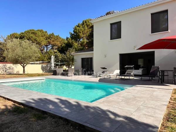 Maison à vendre 5 pièces LES MATHES (17) - Terrain de 1278m² - Piscine - Grand garage 