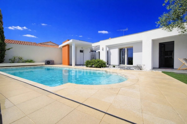 Maison de plain pied à vendre 5 pièces SAINT GEORGES DE DIDONNE (17) - Piscine - Garage 