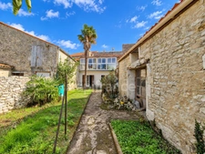 SAUJON – IMMEUBLE DE CARACTÈRE AVEC 3 LOTS DONT 1 APPARTEMENT ET 2 LOCAUX COMMERCIAUX 