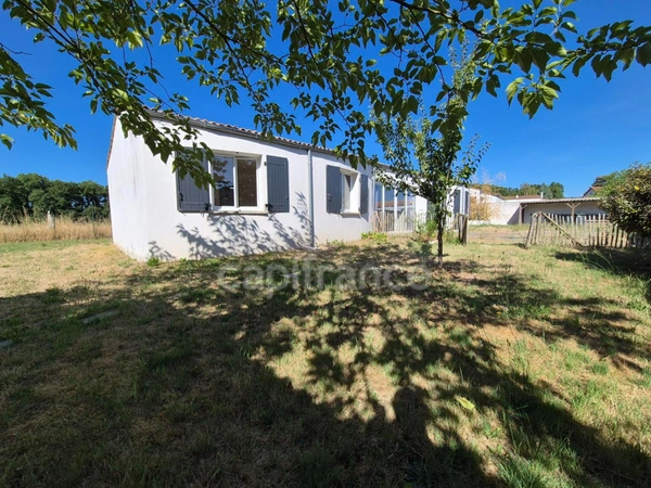 Maison à vendre 4 pièces CHAILLEVETTE (17) - 3 chambres - Terrain de 614m²