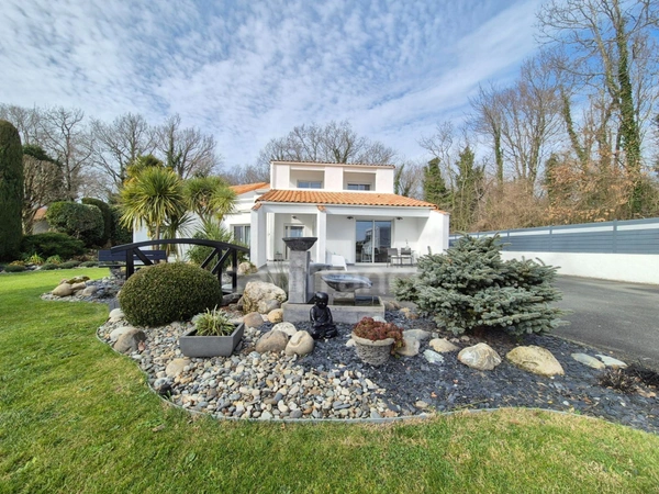Maison à vendre 6 pièces ROYAN (17) - 4 chambres - Piscine - Garage - Terrain de 1129m²
